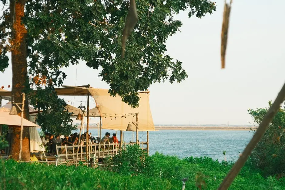 Suasana tempat makan terbaru dengan hidangan lokal di Pulau Wunga